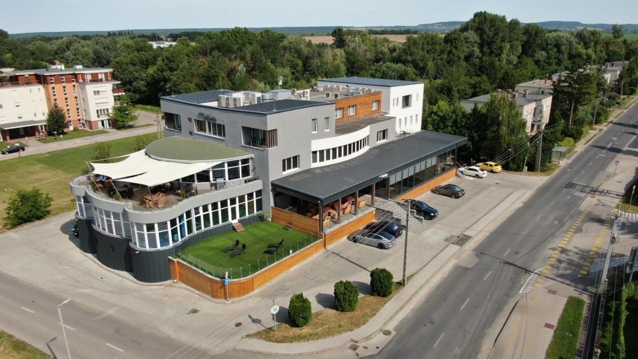 Hotel Kristaly Konferencia & Wellness Ajka Exterior photo